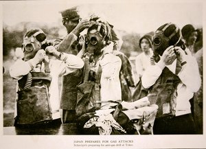 Japán iskoláslányok Tokióban gáz elleni légitámadásra készülnek