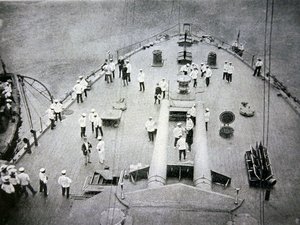 A "Mikasa", Japán legnagyobb hadihajója és Togo admirális zászlóshajója orrfedélzete (fekete-fehér fotó) alkotó: Photographer Japanese