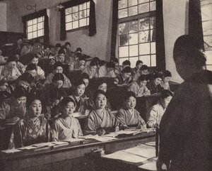 Fiatal japán nők a tokiói női egyetem utolsó évében (f/w fotó)