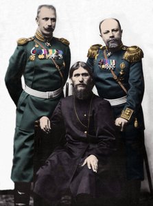 Grigorij (Grigorij) Lefimovics Novykh, Raszputyin (Raszputyin) néven ismert (1869-1916) von Lohman kapitánnyal és Putyatin herceggel. (Balról jobbra: Mihail Putjatyin herceg, Grigorij Raszputyin és D Loman ezredes)