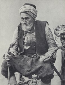 Vízipipát szívó paraszt, Izmir, Törökország (f/w fotó) alkotó: Photographer Turkish