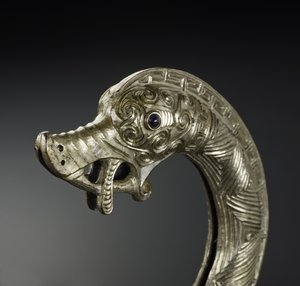 A Szent Ninian-szigeti hüvelyes kapszula (ezüst és üveg) alkotó: Pictish