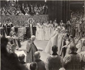 Mária hercegnő koronájával a magasban II. Erzsébet királynő előtt tiszteleg a koronázáson alkotó: Blaise Nicolas Le Sueur
