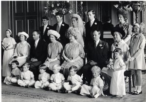 Csoportos esküvői fotó Lord Hartingtonról és Amandáról HM, a királynővel és az anyakirálynővel, 1967. június 28-án (f/w fotó)