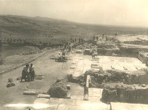 Látkép a Phaistos palota ásatásairól, olasz régészeti misszió, Luigi Pernier és Federico Halbherr vezetésével, Kréta, Görögország alkotó: Blaise Nicolas Le Sueur
