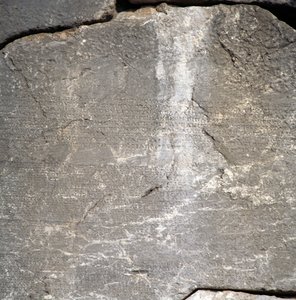 Feliratos fal az Apollo-templom közelében, Delphiben (az Unesco világörökségi listája
