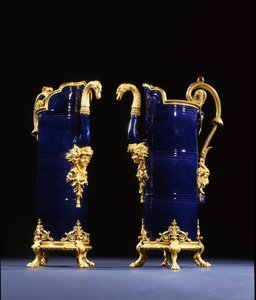 Két kancsó, 1767 körül (porcelán bronz díszítéssel) alkotó: Pierre Gouthière