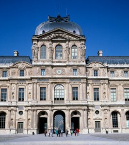 Építészet: kilátás a Louvre négyzetes udvarára. Megvalósította Pierre Lescot (1515-1578)