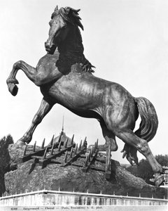 Ló boronával, az 1878-as, 1878-as egyetemes kiállításra épített első Trocadero-palota előtt (bronz)