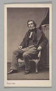 [Műtermi portré: Eugène Delacroix széken ül] alkotó: Pierre Petit