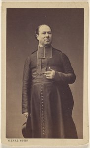 [Azonosítatlan pap áll, kalapot tartva] alkotó: Pierre Petit