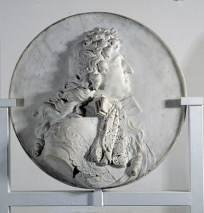 Alacsony dombormű XIV. Lajost (1638-1715) ábrázoló medálon (márvány) alkotó: Pierre Puget