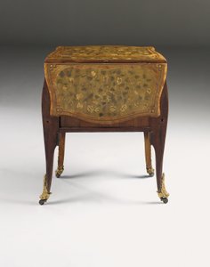 XV. Lajos komód, 1765-70 körül (ormolura szerelt tulipánfa, platán, amaránt és intarzia) (lásd még: 463004, 465390 és 465391) alkotó: Pierre Roussel