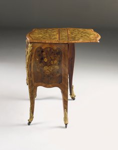 XV. Lajos komód, 1765-70 körül (ormolura szerelt tulipánfa, platán, amaránt és intarzia) (lásd még: 463003, 463004 és 465391)