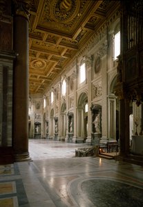 Kilátás a Szent János-bazilika (San Giovanni in Laterano) központi hajójára. A mennyezetet valószínűleg Pirro Ligorio (1510-1583) valósította meg