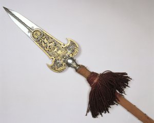 XIV. Lajos francia király (1638-1715) gárdájának lándzsája (acél és arany fába foglalva)