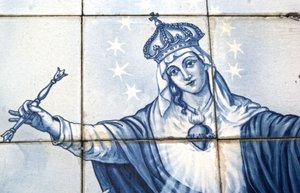 Szűz Mária részlete egy dekoratív tábláról, amelyen a kígyó összezúzása látható, Lamego, Portugália. 1738 (kerámia csempe) alkotó: Portuguese School