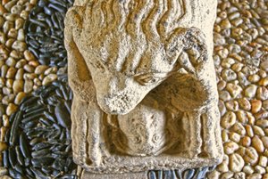 Oroszlán eszik egy embert, D. Afonso Pires szarkofágjának alapja, Porto egykori püspöke, Lamego, Portugália 1372 körül (kő) alkotó: Portuguese School