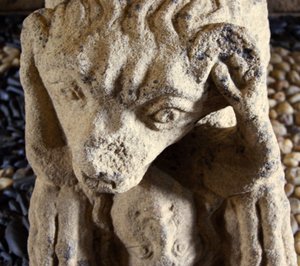 Oroszlán eszik egy embert, D. Afonso Pires szarkofágjának alapja, Porto egykori püspöke, Lamego, Portugália 1372 körül (kő) alkotó: Portuguese School