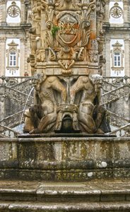 Mitikus atlantok egy obeliszk tövében, Lamego, Portugália. 1738 (gránit) alkotó: Portuguese School