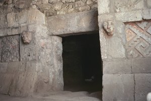 Faragott fejű ajtónyílás, késői posztklasszikus időszak alkotó: Pre Columbian