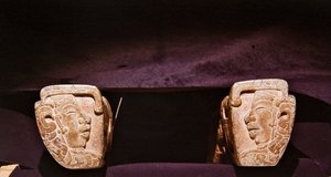 Részlet a ceremoniális labdajátékokban használt igaról, Vera Cruz (kő) alkotó: Pre-Columbian Pre-Columbian