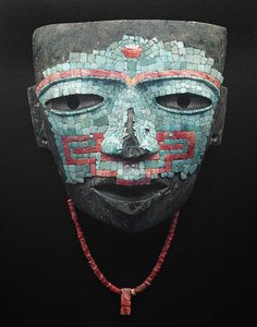 Temetési maszk türkiz és vörös kagylómozaik borításával. Műtárgy Teotihuacanból, Mexikóvárosból. Teotihuacan civilizáció – Prekolumbiai művészet: türkiz és rózsaszín kövekből készült temetési maszk a Teotihuacan III (i.sz. 300-650) Mexikó civilizációjából.