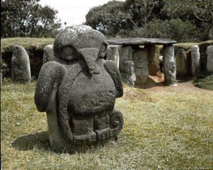 Megalitikus szobor egy kígyót tartó madárról alkotó: Pre Columbian Pre Columbian