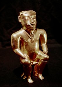 Prekolumbiai művészet, Quimbaya civilizáció (Kolumbia): aranyban ülő ember szobra, i.sz. 400-1400 - Bogotá, Museo de Oro, Kolumbia - Kolumbia előtti művészet, Quimbaya civilizáció (Kolumbia), antropomorf figura: ülő ember - Aranyszobor, 400 -1400 i.sz. - M