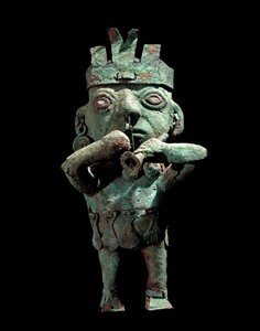 Kolumbiai előtti művészet, Vicus kultúra (Peru): zenészt ábrázoló bronz szobor. Körülbelül i.sz. 200 JC. Lima, Arany Múzeum, Peru