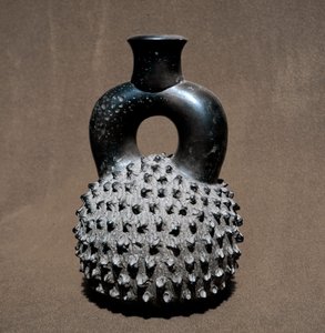Kolumbiai előtti művészet, cupisnique civilizáció: bogár és gránátalma alakú váza. Kr.e. 300-100. Lima, Nemzeti Antropológiai és Régészeti Múzeum, Peru alkotó: Pre Columbian Pre Columbian