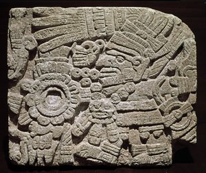 Kolumbiai előtti művészet, vegyes civilizáció: faragott mellizom, amely gazdagon öltözött karaktert képvisel - Oaxacából, Mexikó Nemzeti Antropológiai Múzeum, Mexikóváros, Mexikó alkotó: Pre Columbian Pre Columbian