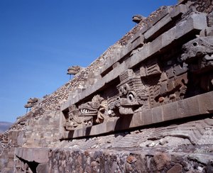 Kolumbiai előtti civilizáció: Teotihuacan (Kr. e. 300-600) helyének képe: Quetzalcoatl vagy a Tollas Kígyó temploma. Mexikó alkotó: Pre Columbian Pre Columbian