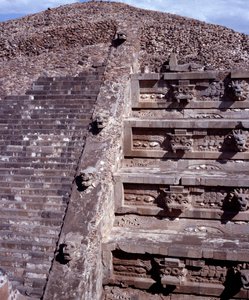 Kolumbiai előtti civilizáció: Teotihuacan (Kr. e. 300-600) helyének képe: Quetzalcoatl vagy a Tollas Kígyó temploma. Mexikó alkotó: Pre-Columbian Pre-Columbian