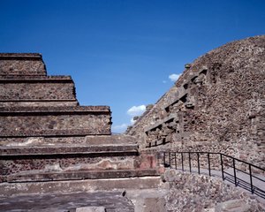 Kolumbiai előtti civilizáció: Teotihuacan (Kr. e. 300-600) helyének képe: Quetzalcoatl vagy a Tollas Kígyó temploma. Mexikó alkotó: Pre Columbian Pre Columbian