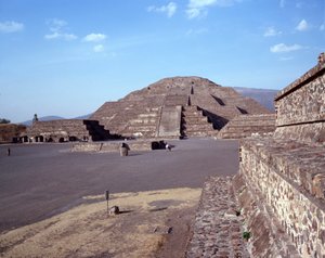 Kolumbiai előtti civilizáció: Teotihuacan (Kr. e. 300-600) helyének képe: a Hold temploma (vagy piramisa). Mexikó alkotó: Pre Columbian Pre Columbian