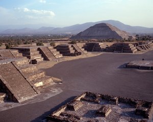 Kolumbiai előtti civilizáció: Teotihuacan (Kr. e. 300-600) helyének képe: a Nap temploma (vagy piramisa). Mexikó alkotó: Pre Columbian Pre Columbian