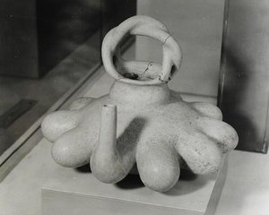 Tíz bimbóformával díszített váza, Huastecan, 1000-1250 körül (terrakotta) (f/w fotó) alkotó: Pre-Columbian Pre-Columbian