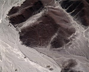 Egy emberi alakot ábrázoló Nazca-vonalak légifelvétele (fényképezés alkotó: Prehistoric Prehistoric