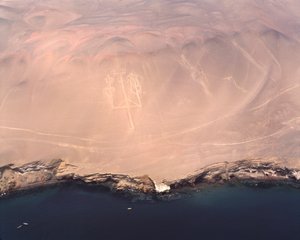 A Paracas vagy az Andok kandelábereinek légi felvétele a Pisco-öbölben (1983 – Fényképészet) alkotó: Prehistoric Prehistoric