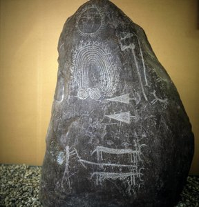 A camunnik civilizációja, őstörténet, sziklaművészet: sírkő, állatok, nyílhegyek és spirálok - Bagnolo 2-es típusú sztélé Valcamonicában (Camonica Valley) (Olaszország). alkotó: Prehistoric Prehistoric