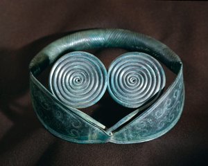 Őstörténet: Hallandi spirálokkal díszített fém nyakdísz. Svéd Nemzeti Régiségek Múzeuma, Stockholm Svédország alkotó: Prehistoric Prehistoric