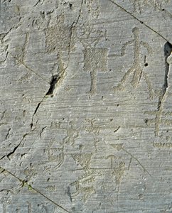 Őstörténet, kamunni civilizáció, sziklaművészet: szarvasvadászat jeleneteinek és falusi mindennapjainak sírkősziklája. A neolitikum és a bronzkor közötti időszak. Capo di Ponte, Naquane Rock Engravings Nemzeti Park, Valcamonica, Val Camonica, alkotó: Prehistoric Prehistoric
