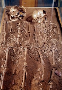 Őstörténet: Két gyermek csontváza. Kr.e. 30000-25000. A Grimaldi-barlangból. Saint Germain en Laye, Nemzeti Régészeti Múzeum alkotó: Prehistoric Prehistoric