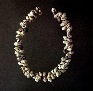 Őstörténet, kőkorszak: kagyló nyaklánc a Polesine-i barlangból, Venetie. Átlagos neolitikum. Róma, Luigi Pigorini Nemzeti Őskori Néprajzi Múzeum alkotó: Prehistoric Prehistoric