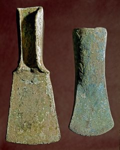 Őstörténet: fejsze és lándzsa hegye kovakőben. Az Appenninek civilizációja (vagy olasz bronzkor). Kr.e. 1400-1300. Perugia, Umbriai Nemzeti Régészeti Múzeum
