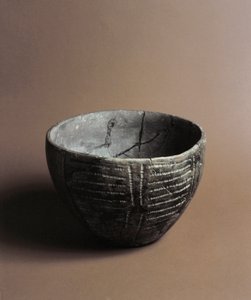 Őstörténet: neolitikus díszítéssel vésett kerámiaváza a candidei (Liguria) Caverna Delle Arene-ból. Pegli, Villa Pallavicini Múzeum alkotó: Prehistoric Prehistoric