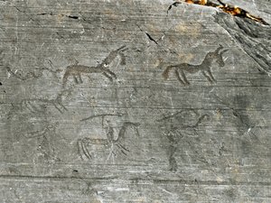 Őstörténet, a camunnik civilizációja, sziklaművészet: egy vadászjelenet sírsziklája, egy vadász lándzsát von. A neolitikum és a bronzkor közötti időszak. Capo di Ponte, Naquane Rock Carvings Nemzeti Park, Valcamonica, Val Camonica, Ital alkotó: Prehistoric Prehistoric