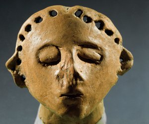 A Cucuteni-Trypillia (Cucuteni Trypillia vagy Tripolya) őstörténete, kultúrája: agyagszobor feje. ie 3000 neolitikum, kőkorszak. Kishinev (Chisinau), a Moldovai Köztársaság Tudománytörténeti Intézete