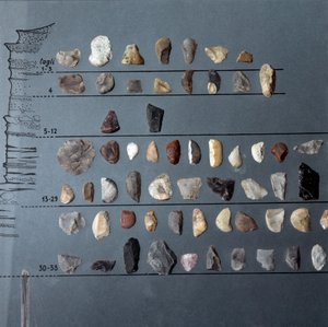 Pontiniano őstörténete, kultúrája: kövek és kovakő (litikus termelés) a Lazio állambeli Moscerini-barlangból. Kőkorszak. Felső paleolitikum. Róma, Luigi Pigorini Nemzeti Őskori Néprajzi Múzeum alkotó: Prehistoric Prehistoric